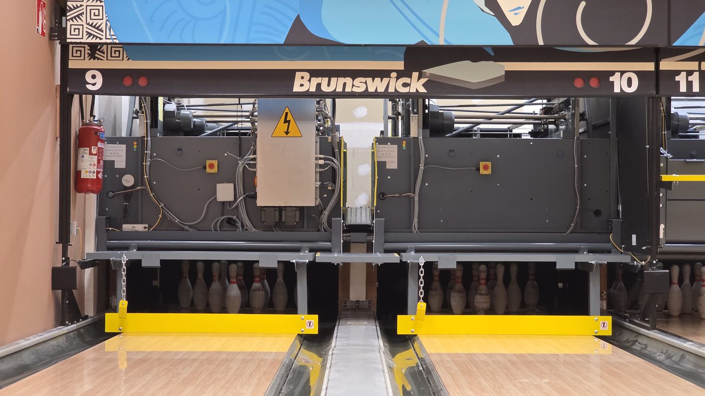 Duotech Masters team working on Brunswick pinsetter in Bacau